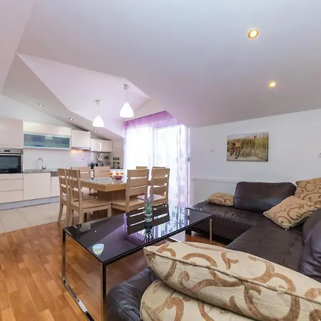 3 Bedroom Gorgeous In Apartment