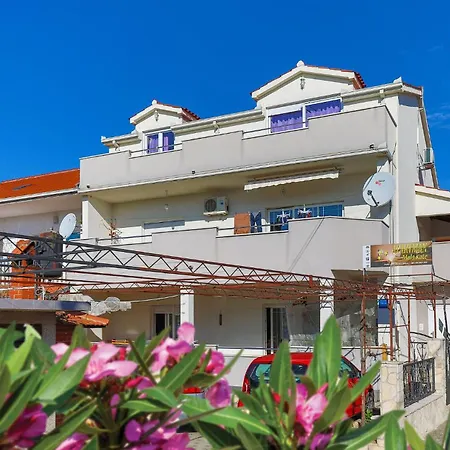Apartment 3 Bedroom Gorgeous In